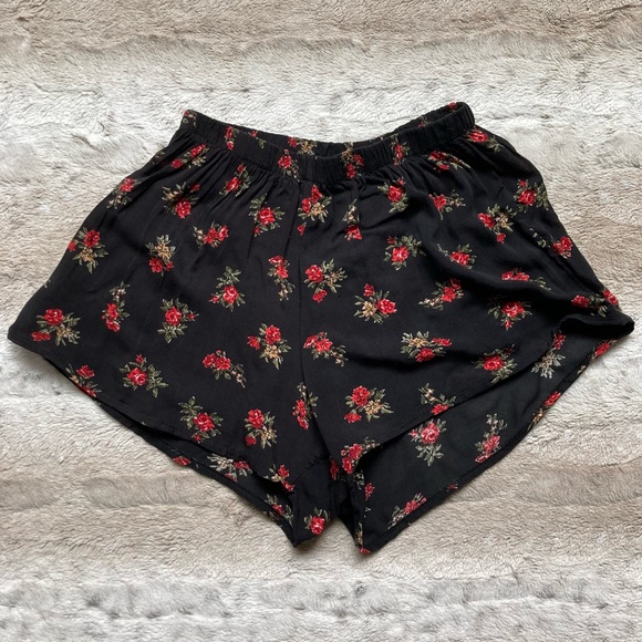 Brandy Melville Rose Floral Remi Shorts - Picture 2 of 6